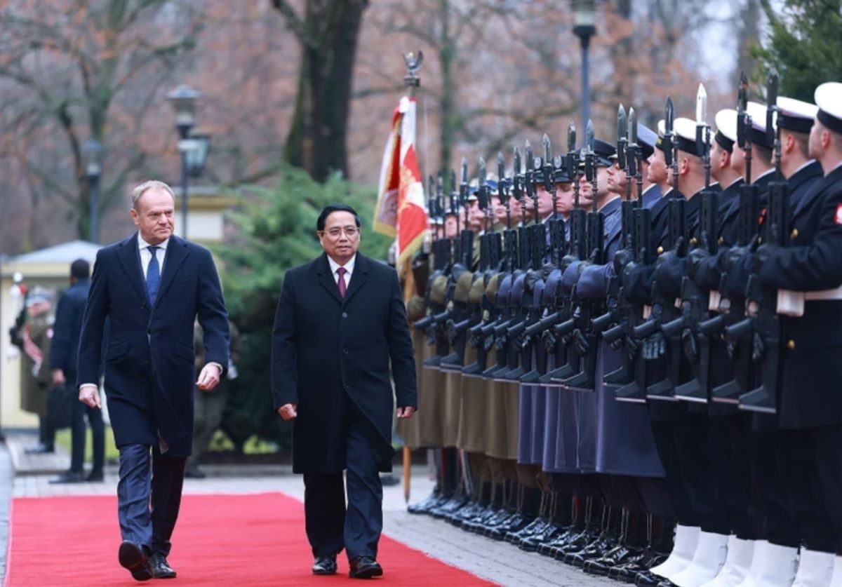 Polish Prime Minister Donald Tusk and Prime Minister Pham Minh Chinh review the guard of honor. Photo: VNA
