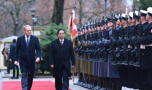Thủ tướng Ba Lan Donald Tusk và Thủ tướng Chính phủ Phạm Minh Chính duyệt đội danh dự. Ảnh: TTXVN