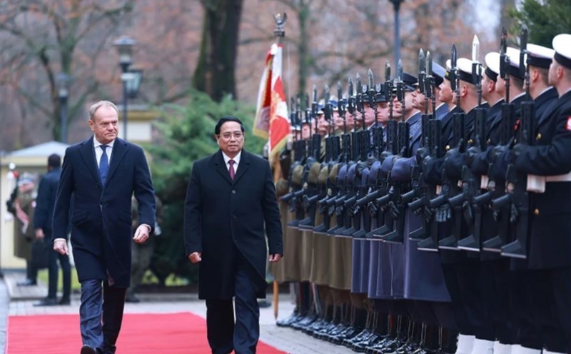 Polish Prime Minister Donald Tusk and Prime Minister Pham Minh Chinh review the guard of honor. Photo: VNA