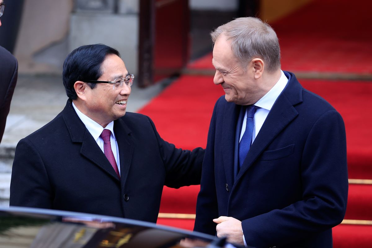 Thủ tướng Ba Lan Donald Tusk đón Thủ tướng Chính phủ Phạm Minh Chính tại cửa xe. Ảnh: VGP