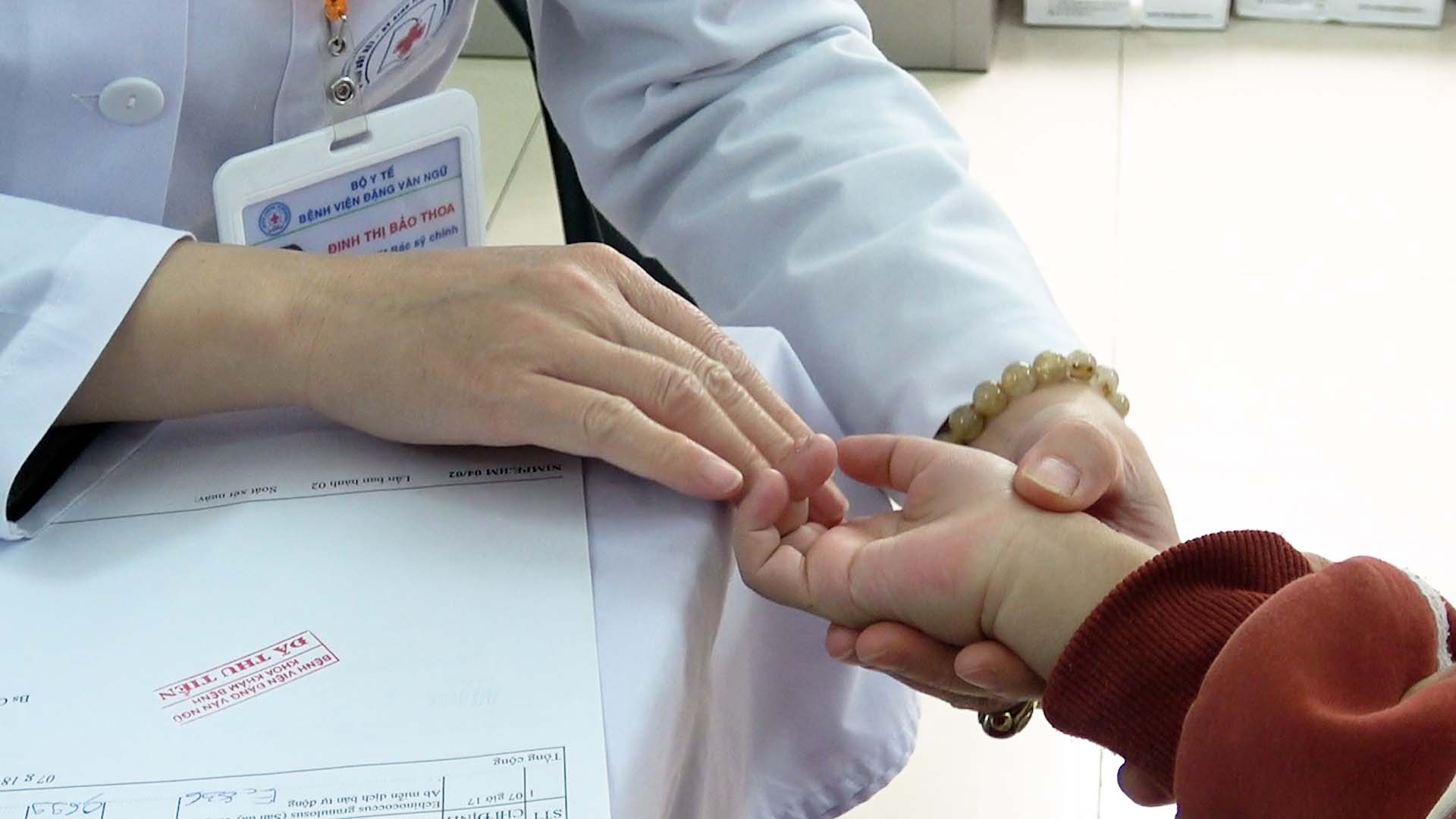 Ngứa cả năm, cô gái bất ngờ phát hiện nhiễm giun sán chó mèo
