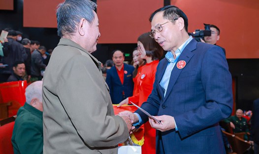 Phó Thủ tướng Chính phủ Bùi Thanh Sơn thăm hỏi người dân tại chương trình Tết Nhân ái. Ảnh: Trà Hương