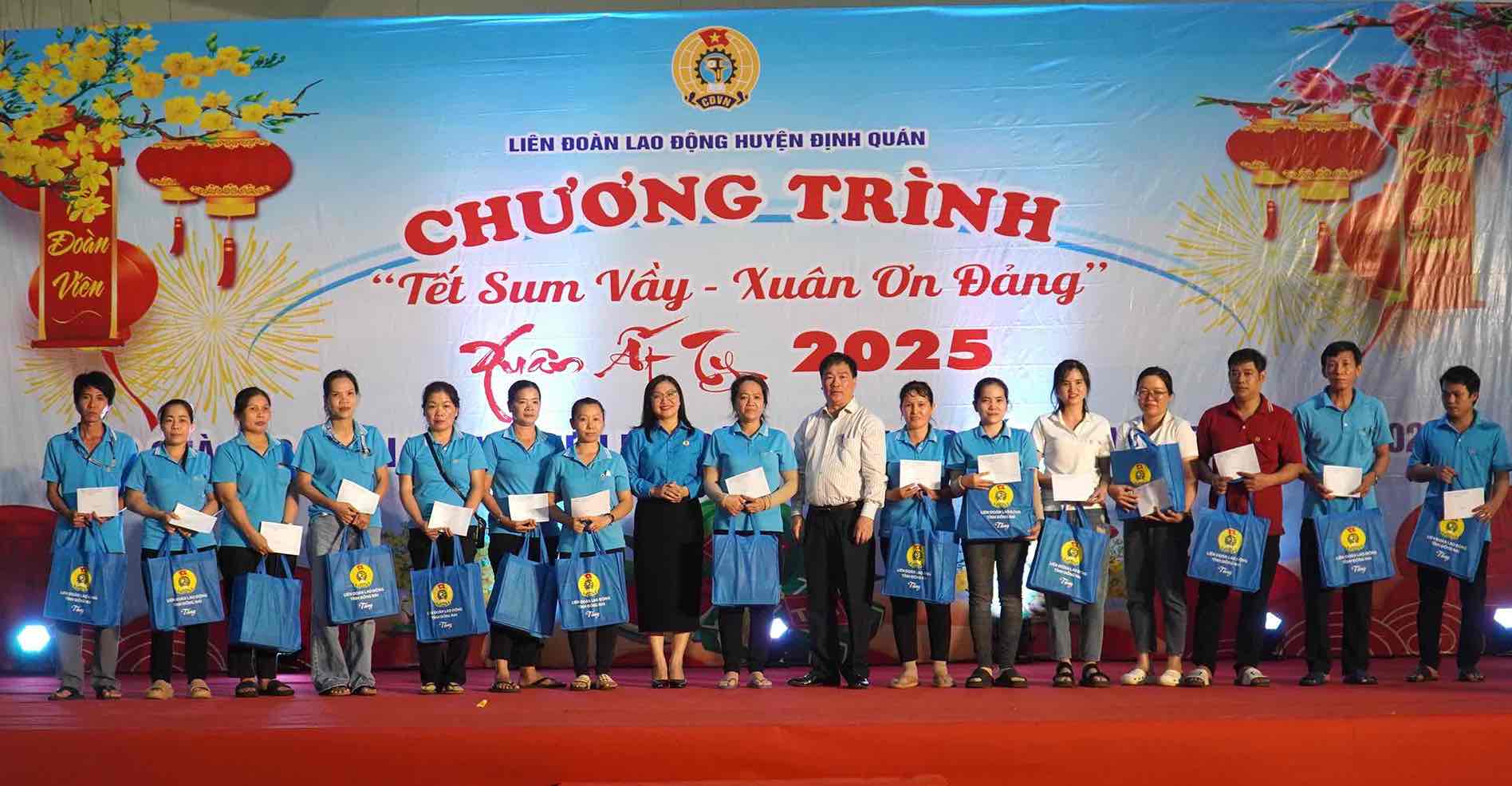 Trao hơn 300 phần quà cho đoàn viên người lao động trong chương trình Tết sum vầy. Ảnh: HAC