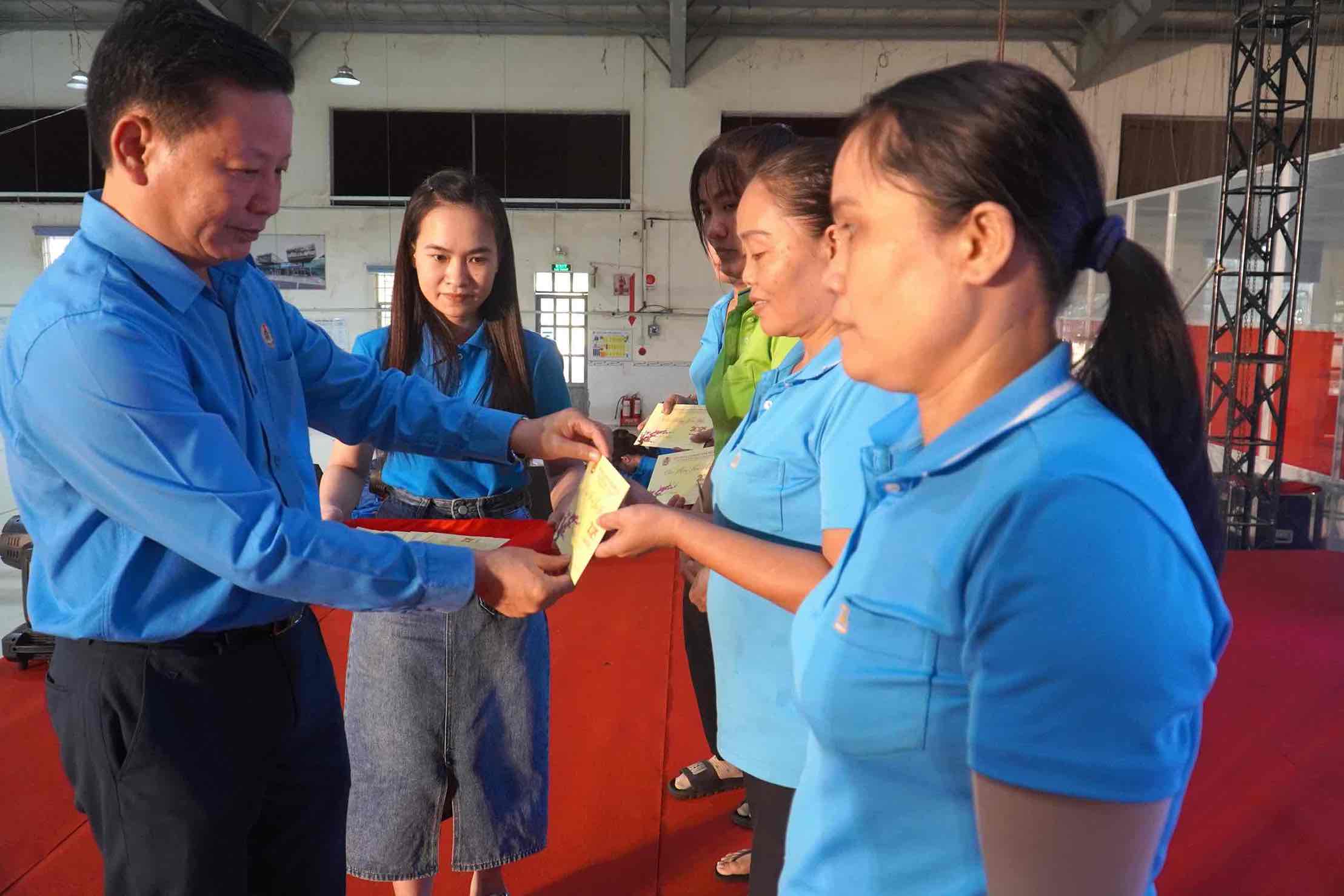 Mr. Huynh Phuoc Sang - Vice President of Dong Nai Provincial Labor Federation presents Tet gifts to union members and workers in difficult circumstances. Photo: HAC