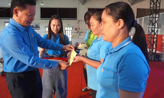 Ông Huỳnh Phước Sang – Phó Chủ tịch LĐLĐ tỉnh Đồng Nai trao quà Tết tới đoàn viên người lao động khó khăn. Ảnh: HAC