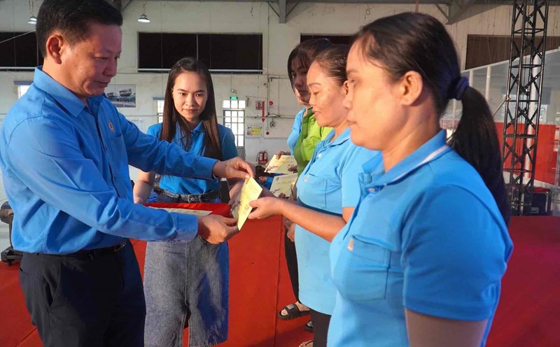 Mr. Huynh Phuoc Sang - Vice President of Dong Nai Provincial Labor Federation presents Tet gifts to union members and workers in difficult circumstances. Photo: HAC