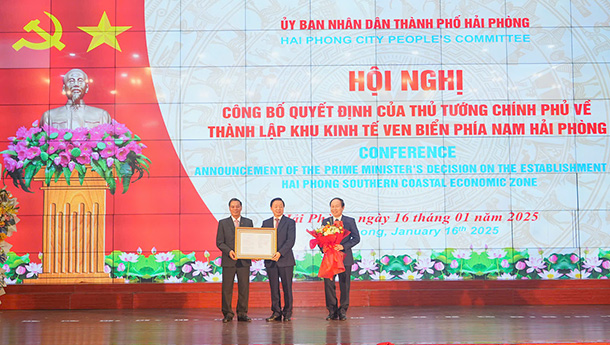 Deputy Prime Minister Tran Hong Ha presents the decision to establish the Southern Coastal Economic Zone of Hai Phong. Photo: Dam Thanh