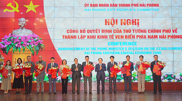 Lanh dao thanh pho Hai Phong trao quyet dinh dau tu cho cac don vi, doanh nghiep. Anh: Dam Thanh.