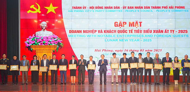 Enterprises and organizations were awarded by Hai Phong City on the afternoon of January 16. Photo: Dam Thanh