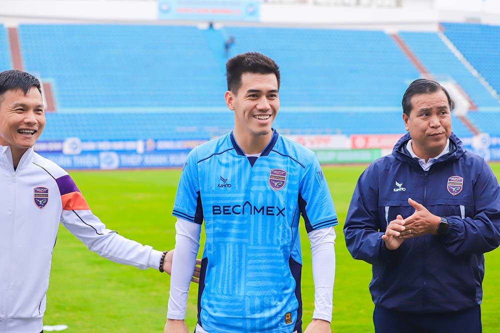 Striker Nguyen Tien Linh highly appreciates coach Nguyen Cong Manh (left). Photo: Binh Duong Club