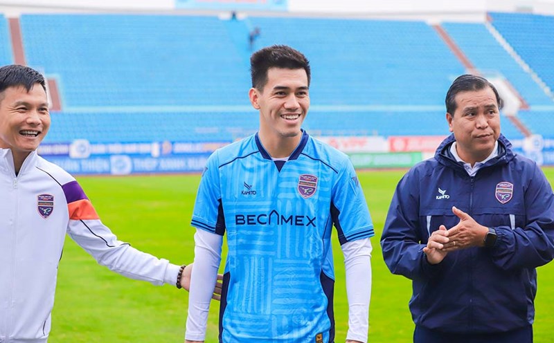 Striker Nguyen Tien Linh highly appreciates coach Nguyen Cong Manh (left). Photo: Binh Duong Club