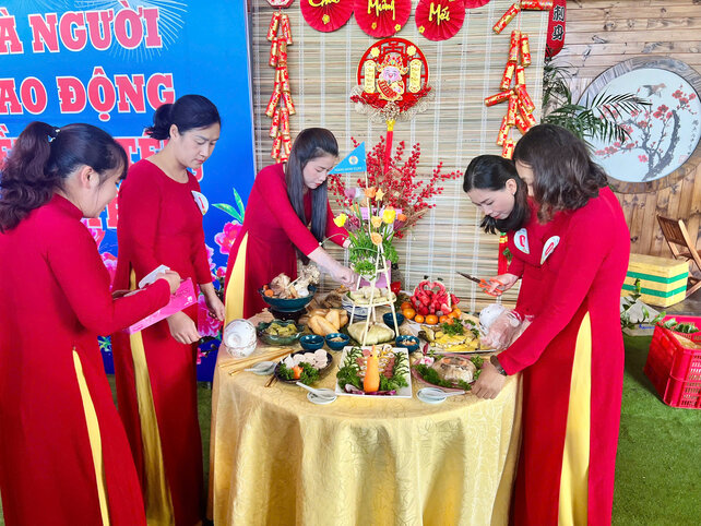 Lam Dong Provincial Labor Federation organized the "Tet Meal" Contest, attracting a large number of union members and workers to participate, creating a bustling atmosphere of Tet. Photo: Duc Thinh