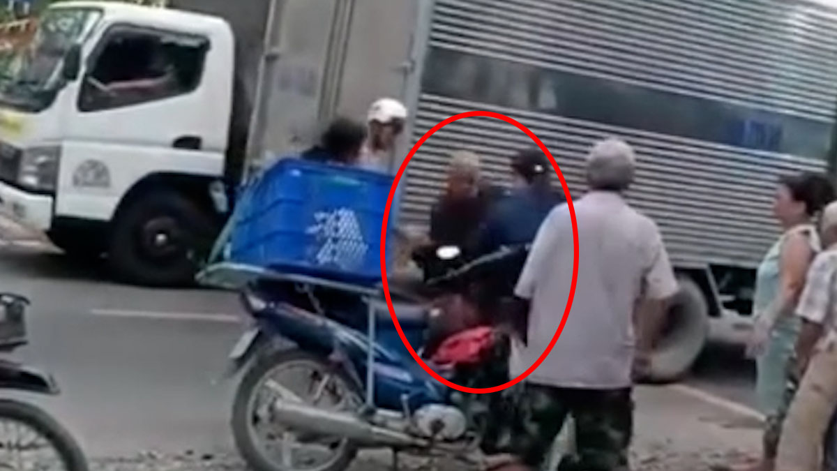 The man was assaulted by three other people and collapsed on the street. Photo: Dong Hoang