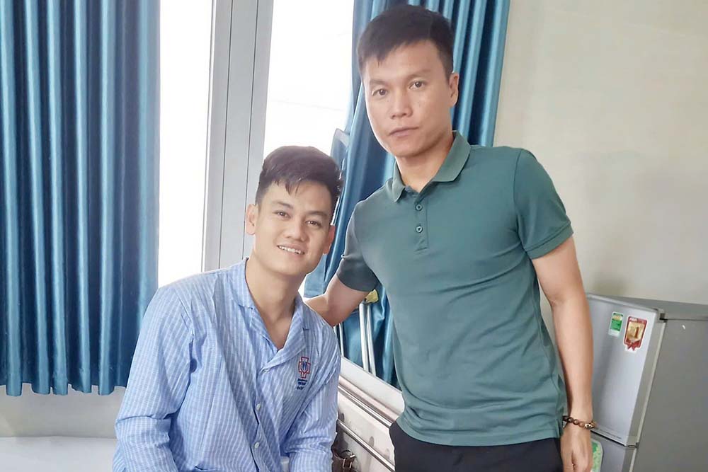 Coach Nguyen Cong Manh visited Tan Tai in the hospital. Photo: Binh Duong Club