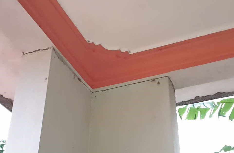 Cracks appeared during the vibrating roller process of the highway construction, making the house unsafe. Photo: H.Nguyen