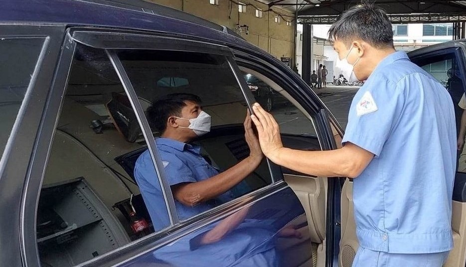 The condition of the windshield is always one of the factors checked during vehicle inspection. Photo: Hoang Loc