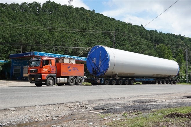 Không được vận chuyển hàng hoá nguy hiểm dễ cháy qua hầm. Ảnh: Thanh Tuấn