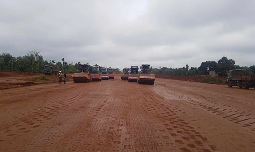 Một góc dự án cao tốc thành phần 3, thuộc cao tốc Khánh Hòa - Buôn Ma Thuột (đoạn qua tỉnh Đắk Lắk) đang thi công. Ảnh: Bảo Trung