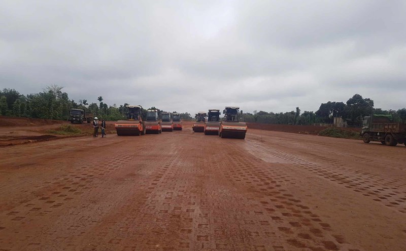 A corner of the expressway component 3 project, part of the Khanh Hoa - Buon Ma Thuot expressway (section through Dak Lak province) under construction. Photo: Bao Trung