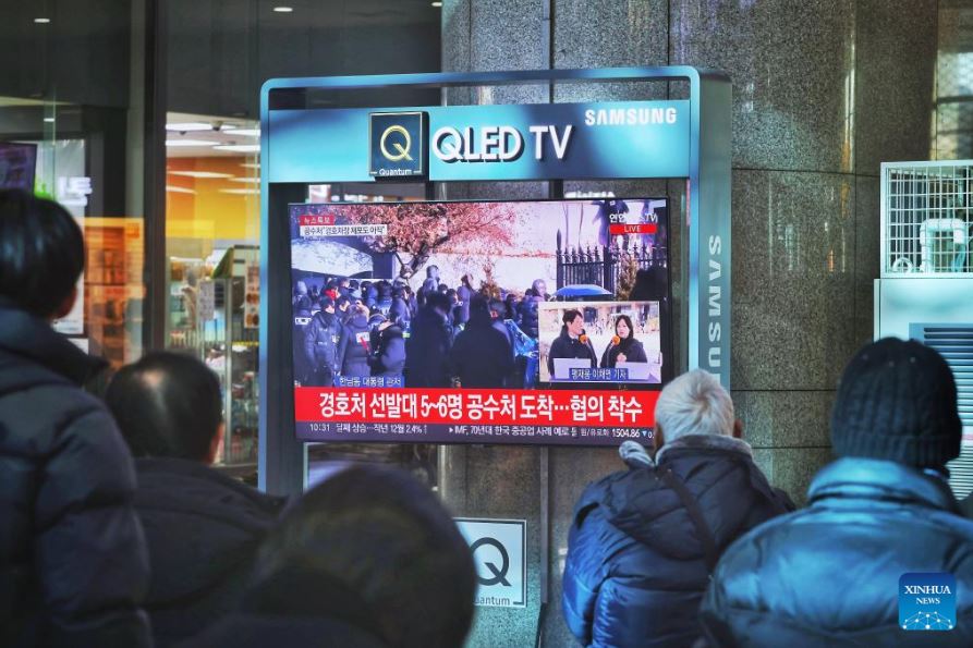 People watch live television coverage of South Korean President Yoon Suk Yeol's arrest on January 15. Photo: Xinhua