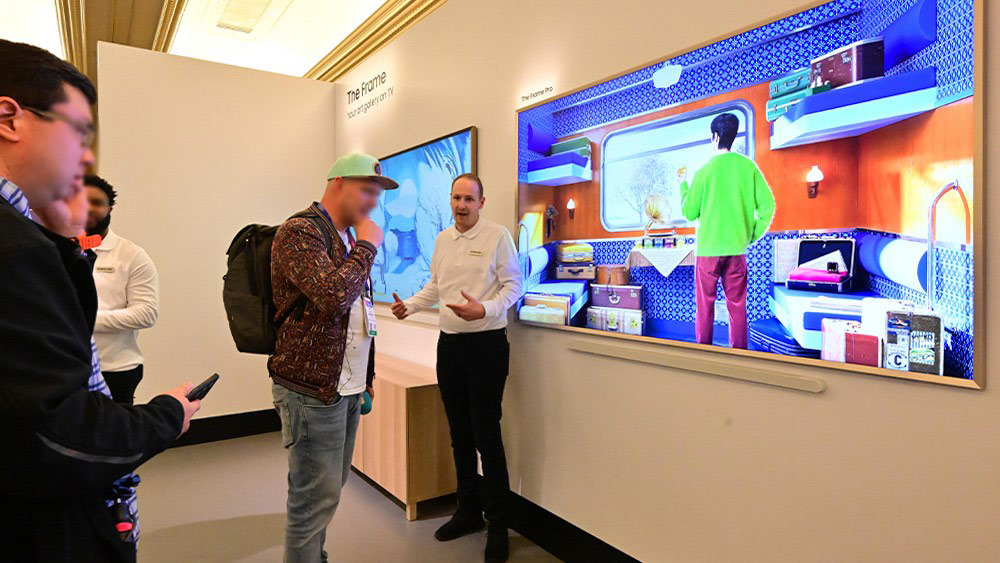 Equipped with Neo QLED technology, Samsung's The Frame Pro has high definition and sharp contrast, even in sunlight. Photo: DN provided