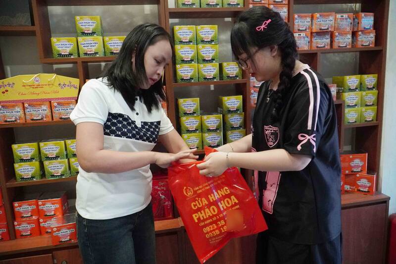 Customers buy Z121 fireworks. Photo: Thanh Vu