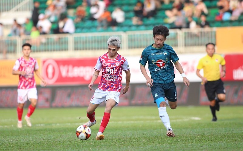 Hoang Anh Gia Lai (in blue) has a great chance to defeat HCMC team at home. Photo: HCMC