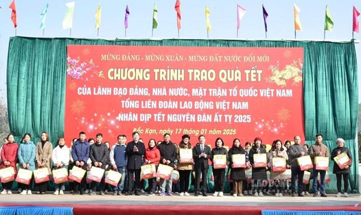 Phó Thủ tướng  Chính phủ Hồ Đức Phớc  trao quà Tết tại tỉnh Bắc Kạn. Ảnh: Lam Thanh