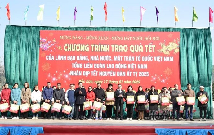 Phó Thủ tướng Hồ Đức Phớc trao quà Tết tại Bắc Kạn