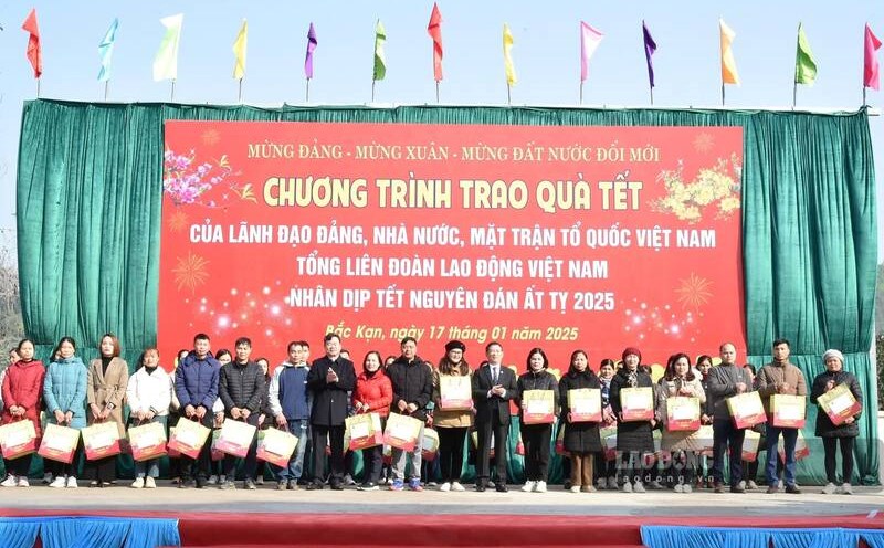 Deputy Prime Minister Ho Duc Phoc presents Tet gifts in Bac Kan province. Photo: Lam Thanh