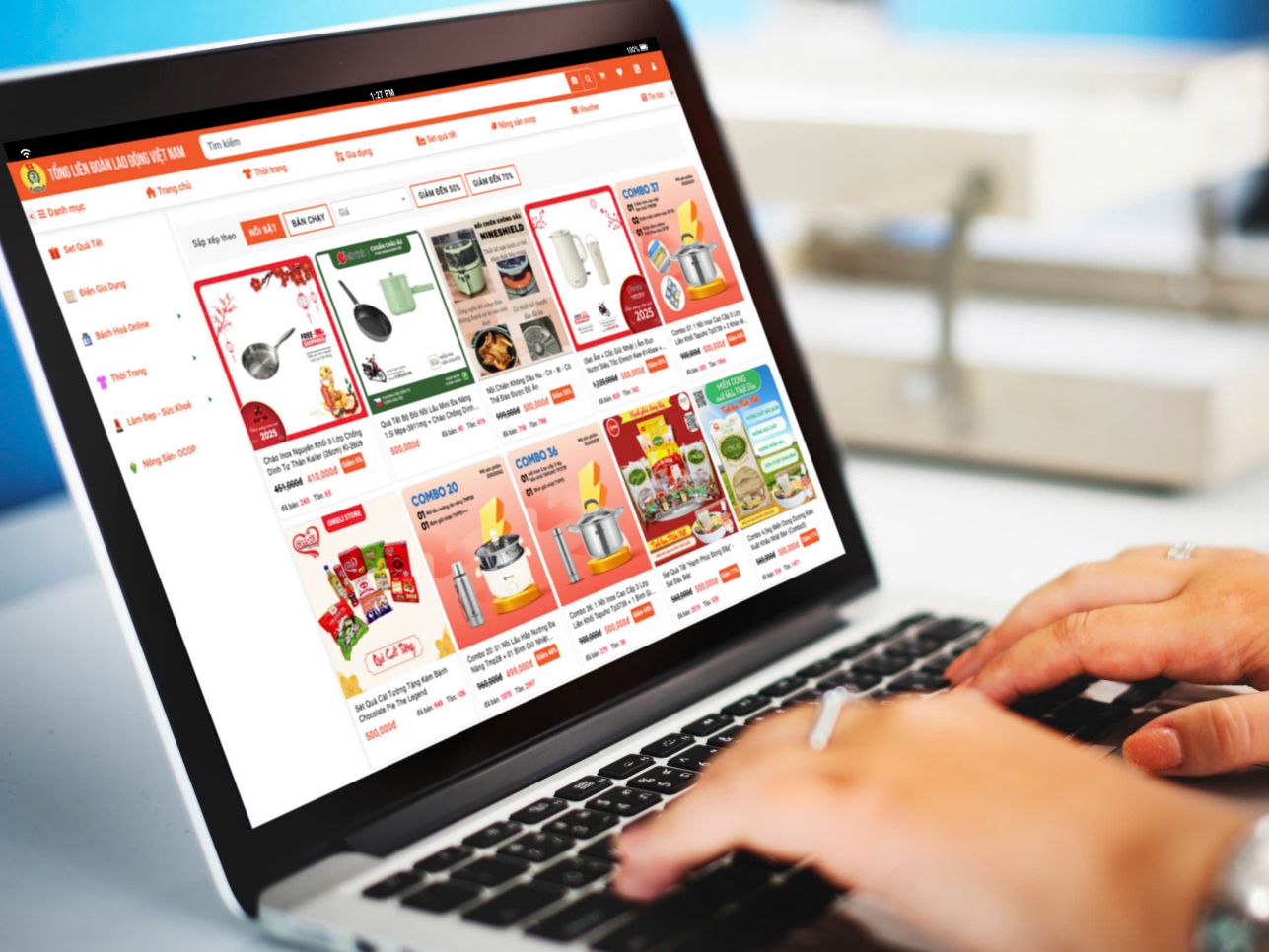 Online Trade Union Tet Market. Photo: Tuan Anh