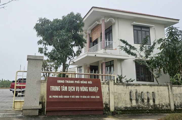 Authorities discovered violations at Dong Hoi Agricultural Service Center. Photo: T.Huy