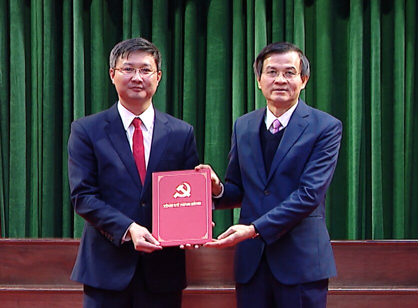 Mr. Doan Minh Huan - Secretary of Ninh Binh Provincial Party Committee (right) presented the Decision of the Standing Committee of Ninh Binh Provincial Party Committee on the transfer and appointment of Mr. Le Van Cuong to hold the position of Secretary of Gia Vien district. Photo: Nguyen Truong