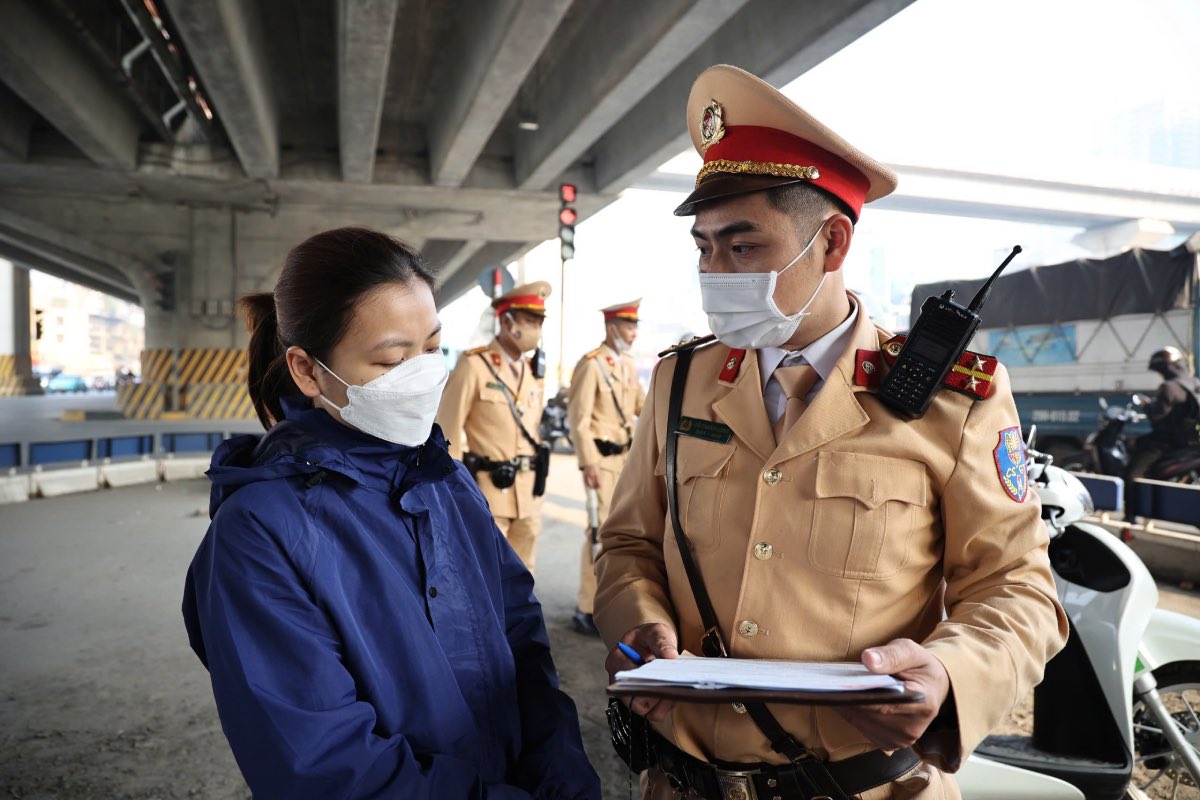 Traffic police force draws up a record to handle violations of road traffic safety. Photo: Huong Nha