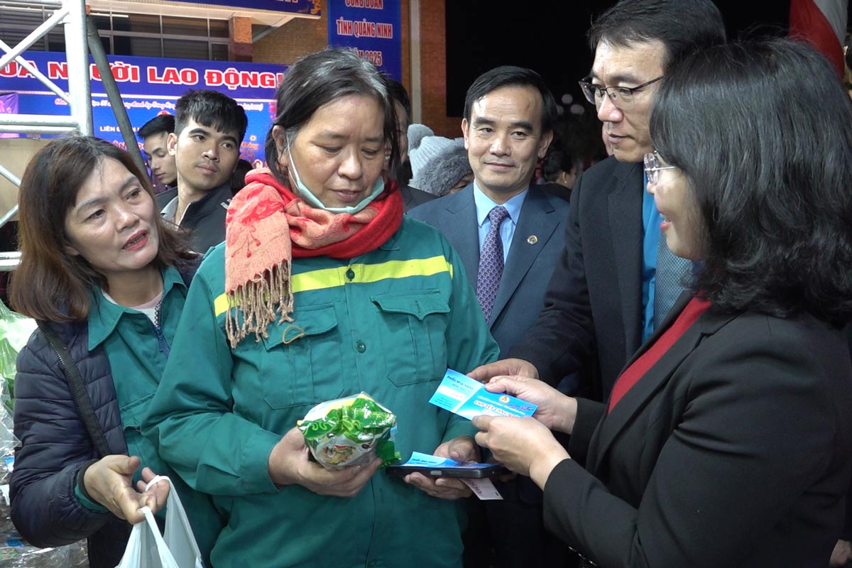 Provincial leaders visit workers and laborers shopping at Quang Ninh Trade Union Tet Market. Photo: Doan Hung