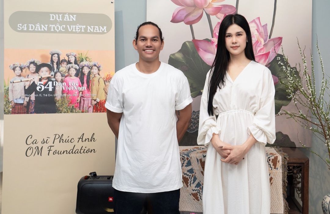 Singer Phuc Anh sings "54 Vietnamese ethnic groups". Photo: Artist provided.