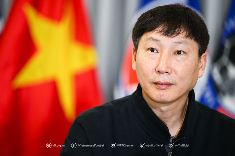 Coach Kim Sang-sik decided to end his vacation early to return to Vietnam. Photo: VFF