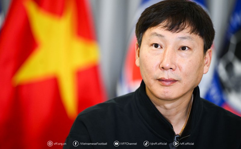 Coach Kim Sang-sik decided to end his vacation early to return to Vietnam. Photo: VFF