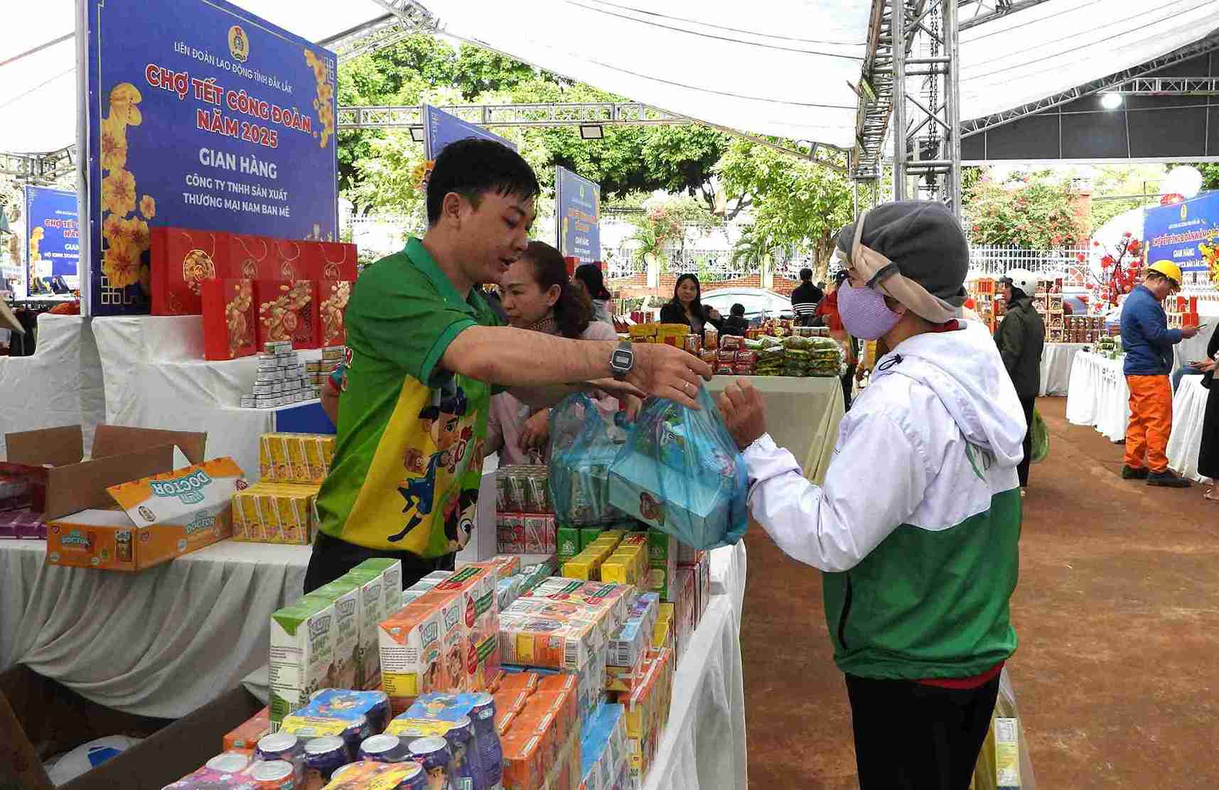 Nguoi lao dong mua sam hang hoa thiet yeu tai “Cho Tet cong doan“. Anh: Bao Trung