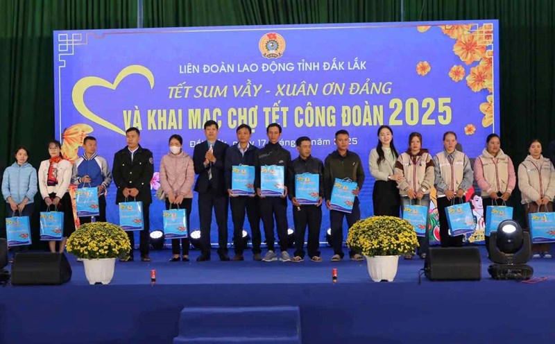 Leaders of Dak Lak Provincial Labor Federation presented Tet gifts to union members and workers. Photo: Bao Trung