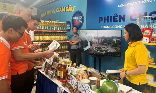 Công đoàn Thông tin Truyền thông Việt Nam tổ chức phiên chợ công nhân lao động nhân dịp Tháng Công nhân 2024. Ảnh: Phương Minh