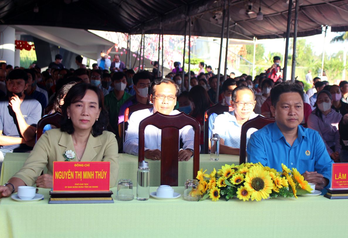 Ba Nguyen Thi Minh Thuy - Pho Chu tich UBND tinh va ong Lam Thanh Si - Chu tich LDLD tinh An Giang den du. Anh: Luc Tung 