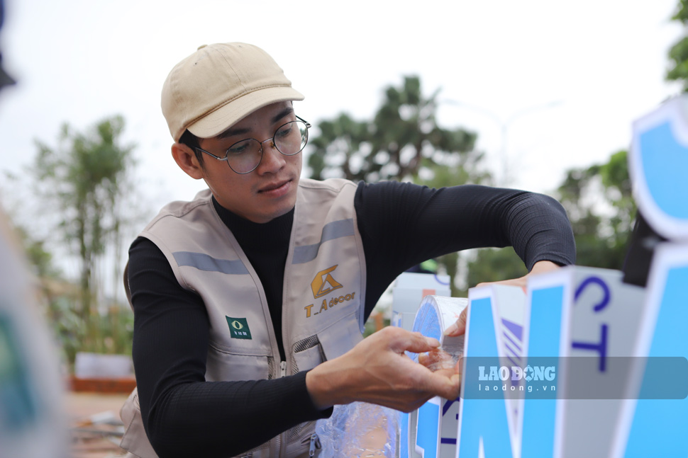 Cac bieu tuong phu trong cum linh vat cung dang trong giai doan hoan thien. Anh: Hoai Luan