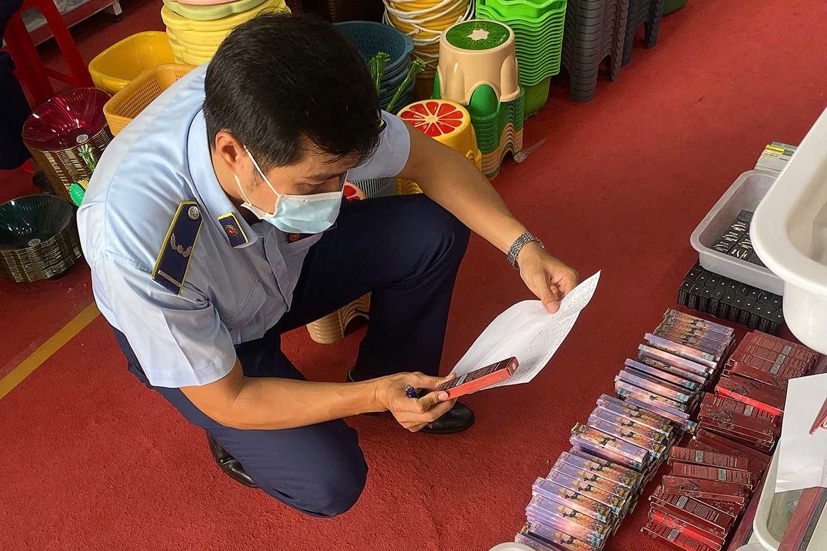 Market management forces have inspected and fined stores selling cosmetic products of unknown origin. Photo: QLTT
