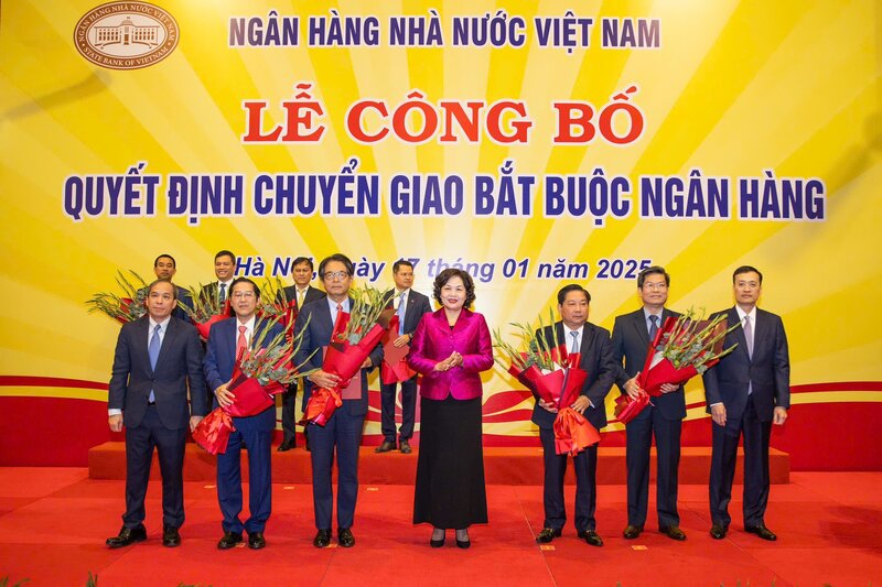 Compulsory transfer of weak credit institutions is a solution to ensure macroeconomic stability, national financial and monetary security, and social order and safety. Photo: SBV.