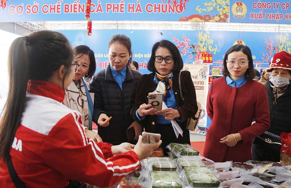 Chuong trinh “Cho Tet Cong doan - Tet Sum vay, Xuan on Dang” duoc to chuc trong 3 ngay, den het ngay 19.1.2025 tai San Hanh le Tuong dai Chien thang Dien Bien Phu. 