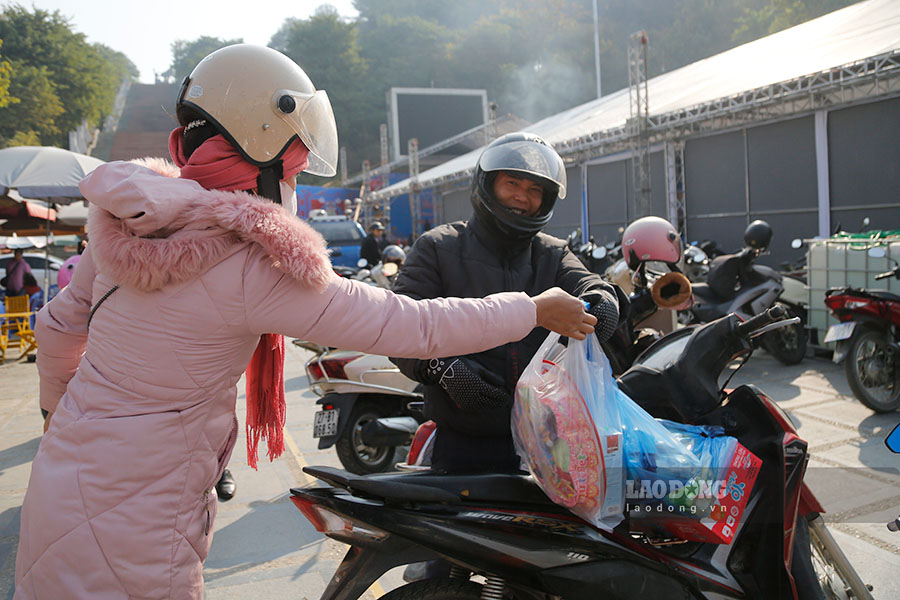 “Ban to chuc tang nhung phan qua cho doan vien, cong nhan lao dong co hoan canh kho khan voi hy vong tat ca doan vien, cong nhan, vien chuc, lao dong tren dia ban tinh duoc don Tet trong khong khi vui tuoi, dam am” - Chu tich LDLD tinh Dien Bien noi.