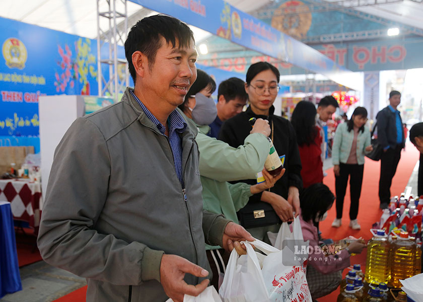 Tai Chuong trinh “Tet Sum vay - Xuan on Dang; Cho Tet Cong doan” nam 2025, ban to chuc da trao 100 phieu mua hang 0 dong tri gia tren 28 trieu dong; ho tro 100 ve xe cho doan vien co hoan canh kho khan ve que don Tet voi muc 500 nghin dong/nguoi/ve.