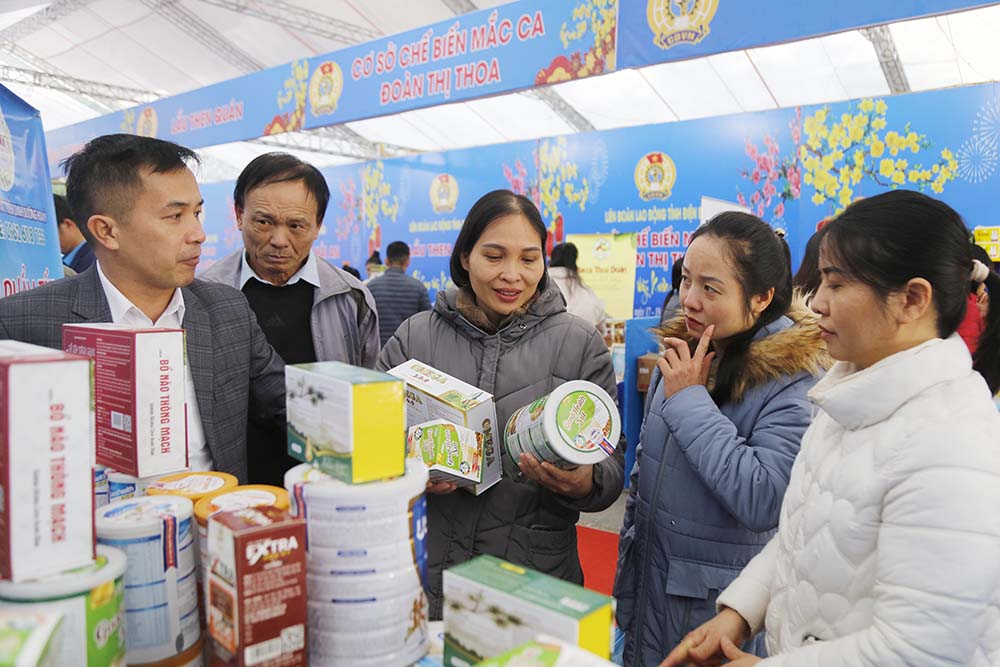 Anh Luong Van Hom – xa Muong Phang, TP Dien Bien Phu – cho hay: “Toi rat xuc dong truoc su quan tam cua Lien doan Lao dong tinh Dien Bien. Nhung phan qua nay khong chi la vat chat ma con la su dong vien tinh than lon doi voi nhung nguoi lao dong nhu chung toi”.