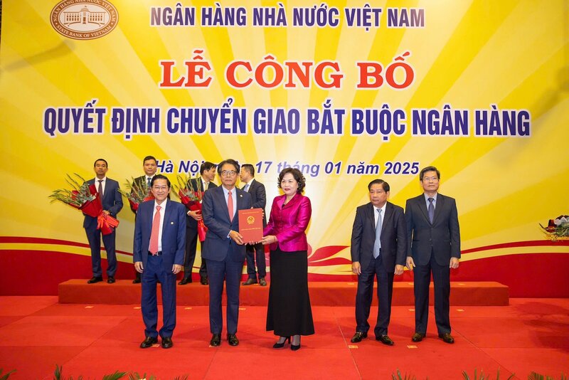 Governor of the State Bank of Vietnam Nguyen Thi Hong handed over the decision to compulsorily transfer DongA Bank to Mr. Kim Byoungho - Chairman of the Board of Directors of HDBank. Photo: HDBank.